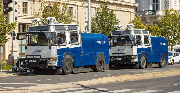 Wasserwerfer der Polizei