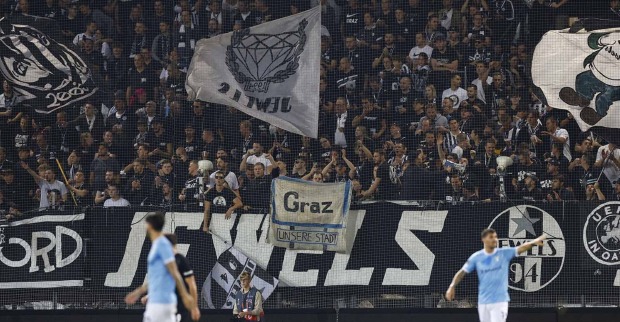 Sturm Fans beim Spiel gegen Lazio Rom