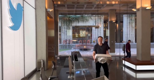 Musk entert Twitter mit einem Waschbecken