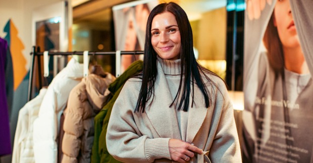 Anna Veith trägt einen Kaschmir Mantel | Credit: Michael Choup goodlifecrew.at