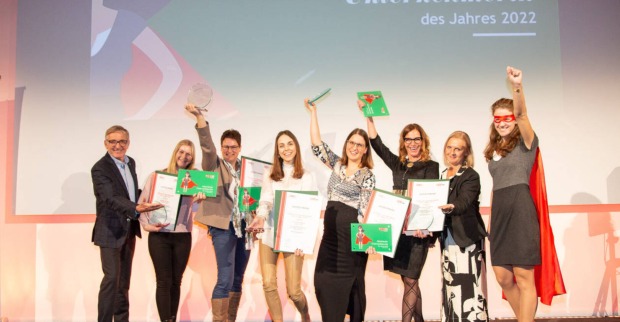 WKO Steiermark Präsident Josef Herk (l.) und Vizepräsidentin sowie FiW-Landesvorsitzende Gabi Lechner (2.v.r.) gratulieren den Siegerinnen 2022: Isabella Schmuck, Adele Fuchs, Ines Wöckl, Anna Kalcher und Alexandra Wurm (v.l.)