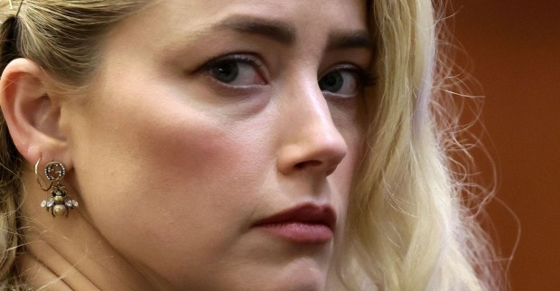 Amber Heard blickt über die Schulter| Credit: EVELYN HOCKSTEIN/AFP/picturedesk.com