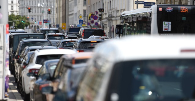 Autos stauen sich in die Wiener Innenstadt hinein