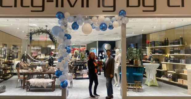 Centerleiterin Heike Heinisser mit Claudia Rarej vor dem neuen Store „city-living“
