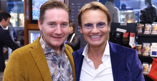 Zwei Männer im Sakko beim Modeevent | Credit: Katharina Schiffl