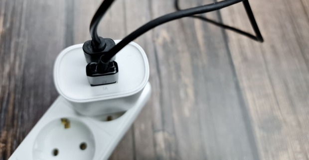 Ladekabel in Steckdose | Credit: iStock.com/bin kontan