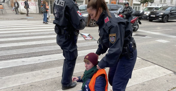 Polizei hebt Umweltschützerin hoch | Credit: Letzte Generation AT