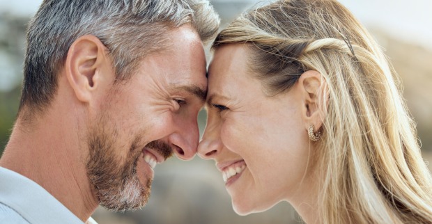 ein Mann mit grauen Haaren lächelt seine Frau an | Credit: iStock.com/PeopleImages