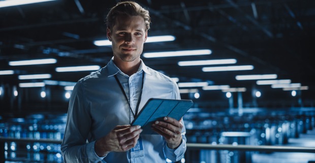 Junger Mann mit Tablet in der Hand | Credit: iStock.com/gorodenkoff