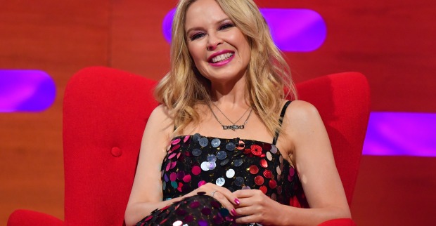 Kylie Minogue im Sitzen