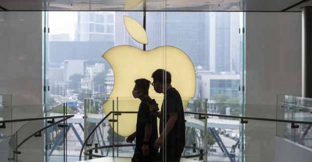 Zwei Kunden vor großem Apple Logo