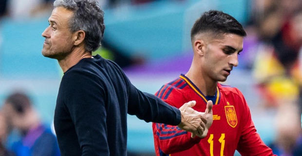 Luis Enrique und Ferran Torres klatschen nach der Auswechslung ein.