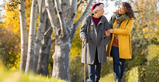 Senioren und Pflegerin bei einem Spaziergang | Credit: iStock.com/Ridofranz