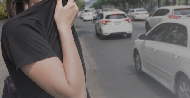 Frau schützt sich vor Feinstaub