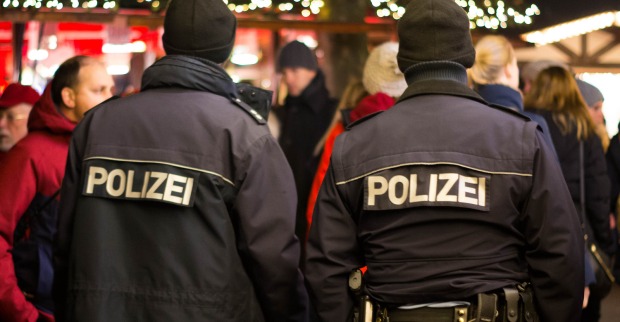 Zwei Polizisten auf einem Christkindlmarkt | Credit: iStock.com/Pradeep Thomas Thundiyil