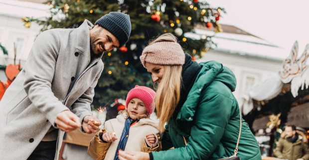 Familie am Christkindlmarkt Klagenfurt