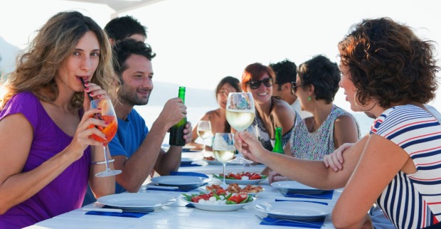 Gesellige Runde bei einem gemeinsamen Essen unter freiem Himmel auf Sizilien | Credit: iStock.com/Judith Haeusler
