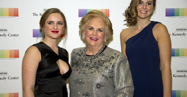 Jacqueline Mars (m.) mit Graysen Airth und Katherine Burgstahler