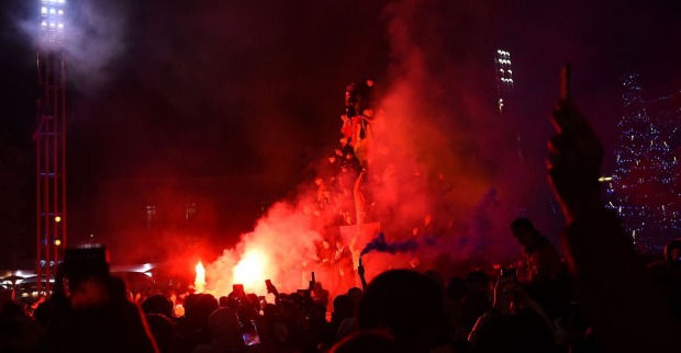 Feuer auf der Straße, viele Menschen | Credit: SYLVAIN THOMAS / AFP / picturedesk.com
