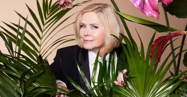 Designerin Claudia Effenberg mit Pflanzen
