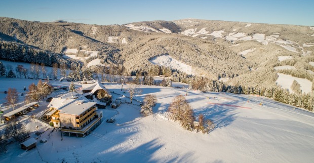 Hotels in verschneiter Umgebung des Jogllandes | Credit: Lechner KG/ Karl Schrotter