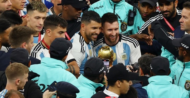 Messi und Agüero halten dem Pokal zusammen inmitten einer Menschenmenge