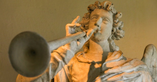 Engelfigur mit einer Posaune | Credit: iStock.com/mediartist Matthias Schloenvogt