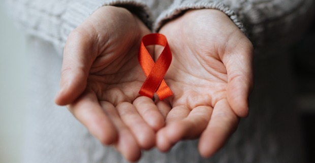Schleife HIV/AIDS auf Händen