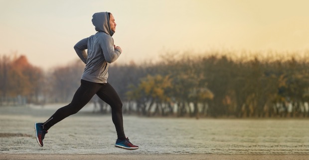 Mann läuft in Park im Winter. | Credit: iStock.com/T-kin
