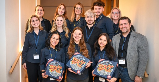 Das Team von APS Personal mit dem Wirtschaftsspiel: (vorne) Joan-Mae Armenio, Jennifer Zadra, Julia Degold, (mitte) Marina Plesa, Melanie Berthold, Patrick Pfister und Martin Hagen (Geschäftsführer) und (hinten) Isabel Fridrich, Iris König, Petra Rasser-Spiegel, Marco Moosmann und Sonja Graf