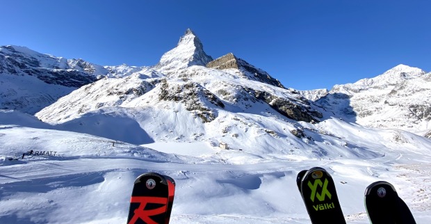 abgestellte Skier vor dem Matterhorn | Credit: weekend.at