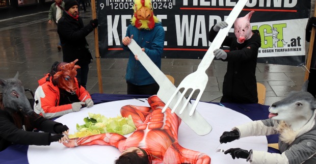als Tiere verkleidete Menschen mit Messer und Gabel | Credit: VGT.at