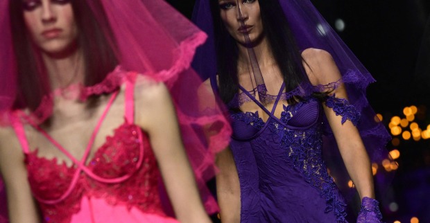 Models auf dem Laufsteg der Versace-Show
