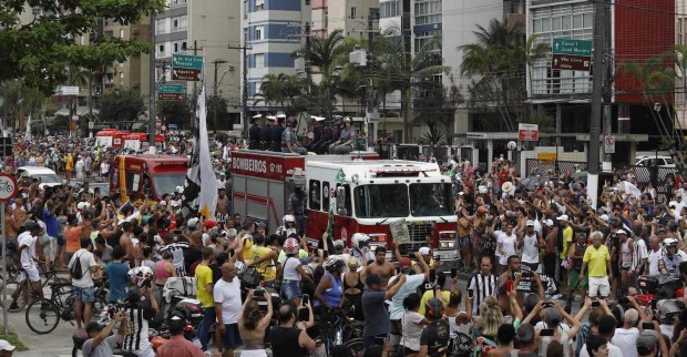 Ein Feuerwehrauto mit Pelés Sarg auf dem Dach schiebt sich durch Menschenmassen auf den Straßen der Stadt Santos. | Credit:  CAIO GUATELLI / AFP / picturedesk.com