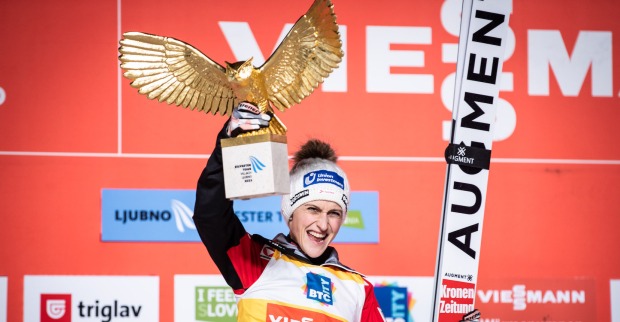 Eva Pinkelnig hebt eine Trophäe hoch.