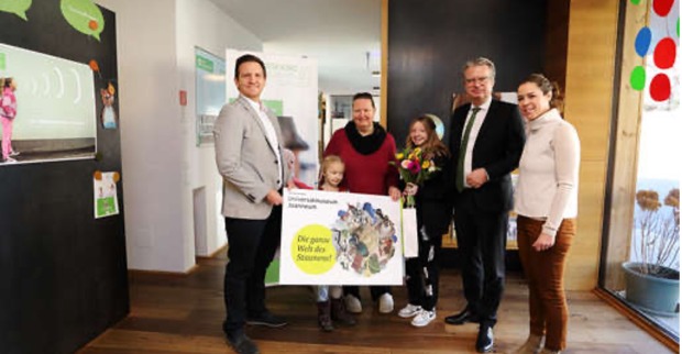 Marko Mele (wissenschaftlicher Direktor des UMJ), Hanne Augustin (Kinderdorf-Mutter), Kinder des SOS-Kinderdorfes Stübing, Landeshauptmann Christopher Drexler, Birgitta Thurner (SOS-Kinderdorfleiterin Steiermark).