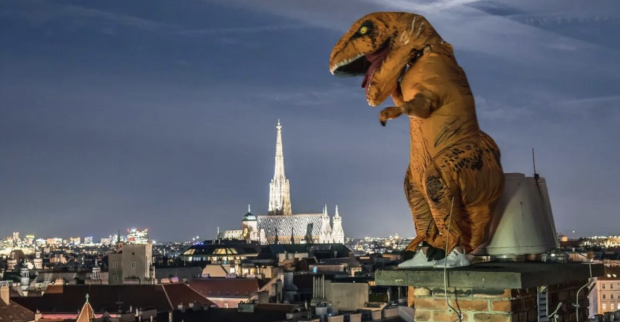 Brauner Dinosaurier schaut auf den Stephansdom | Credit: www.instagram.com/fabolus_vienna/Fab | Vienna