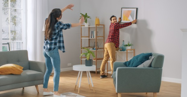 Ein Paar richtet sein Zuhause ein | Credit: iStock.com/gorodenkoff