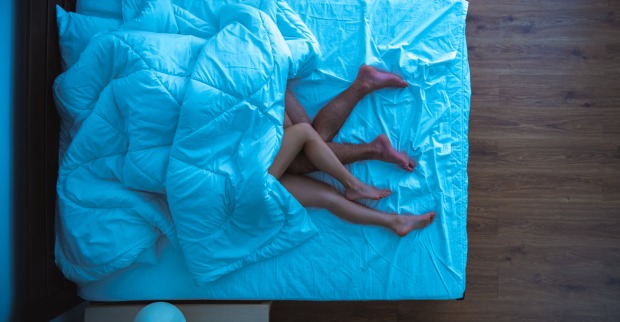 Frau und Mann liegen im Bett