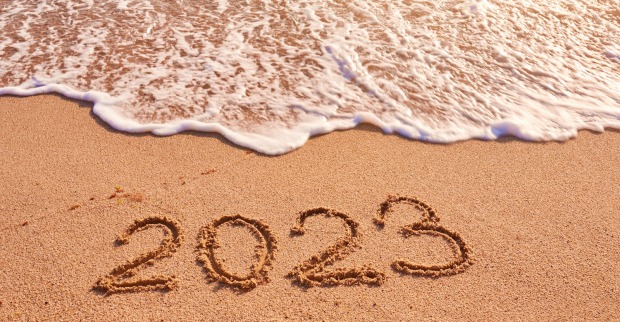 2023 in den Sand am Strand gemalt. | Credit: iStock.com/sandsun