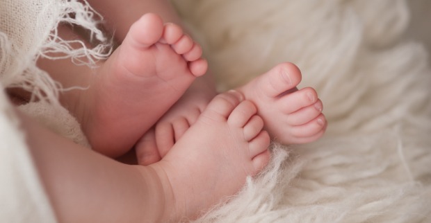 Zwei Paar Babyfüße | Credit: iStock.com/katrinaelena