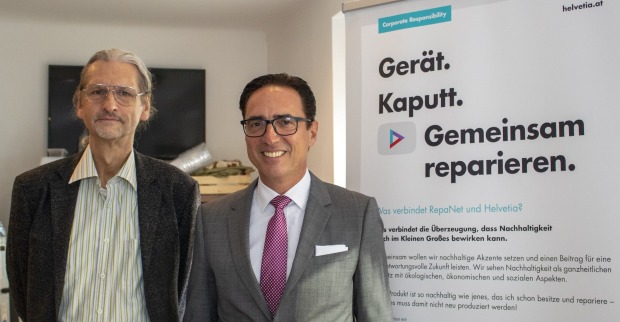 Matthias Neitsch und Werner Panhauser präsentieren Gratis-Versicherungsschutz | Credit: Helvetia
