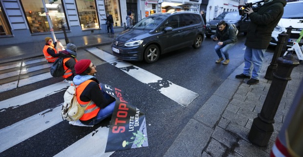 Klimaaktivisten blockieren Straßen in Wien. | Credit:  EVA MANHART / APA / picturedesk.com