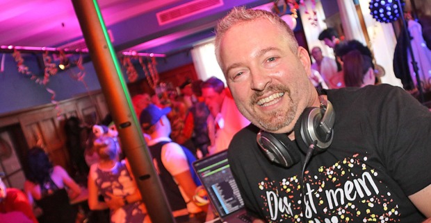 DJ Markus Strutz freut sich über die gute Stimmung