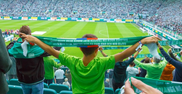 Rapid-Fans mit Schal im Allianz Stadion | Credit: SK Rapid/APA Fotoservice/Schedl