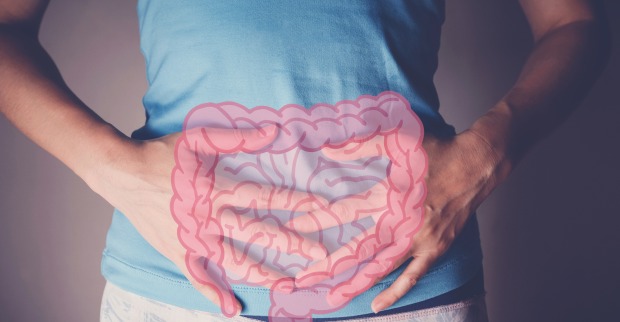 Dame hält Hände an Bauch, Darm sichtbar