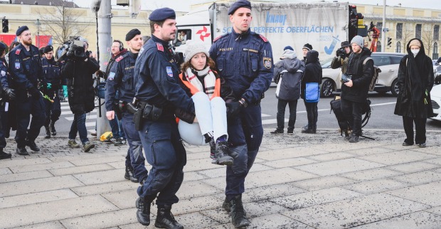 Ein Einsatz der Polizei. Zwei Beamte tragen ein junges Mädchen weg.