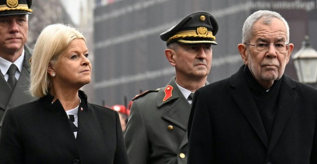 Verteidigunsministerin Claudia Tanner und Bundespräsident Alexander Van der Bellen im Rahmen eines öffentlichen Termins. Im Hintergrund Angehörige des Bundesheeres