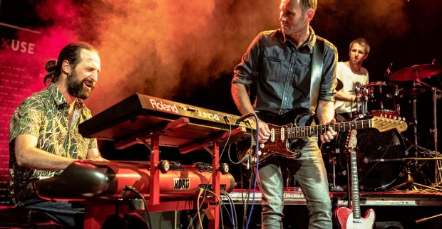 Mitglieder der Band machen Musik auf der Bühne