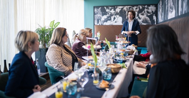 Hochkarätig besetzte Frauenrunde diskutiert die Situation von Frauen in der Wirtschaft | Credit: Weekend Magazin/Max Mayrhofer